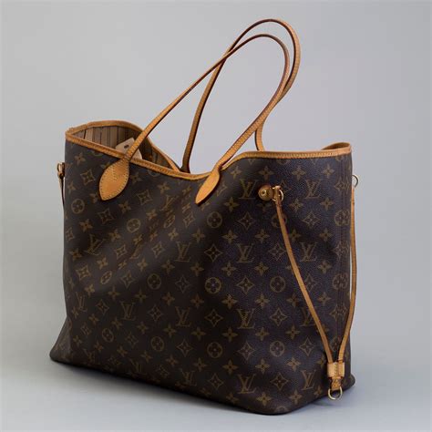 louis vuitton neverfull shopper.